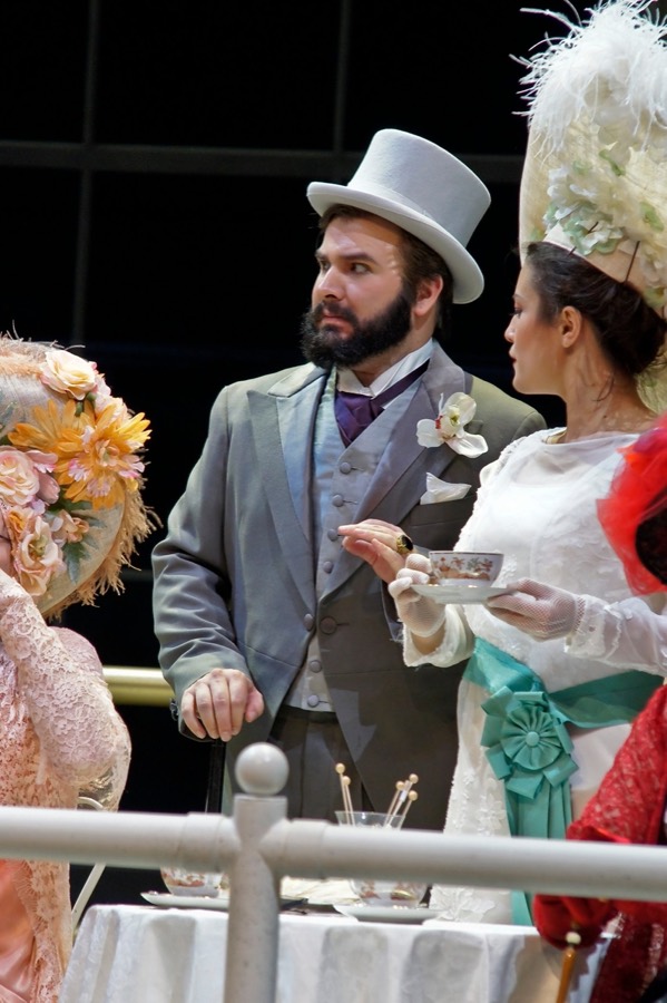 Ralf Rachbauer als Lord Boxington in »My Fair Lady« an der Oper Köln: mit Zylinder neben einer Dame mit Sonnenschirm