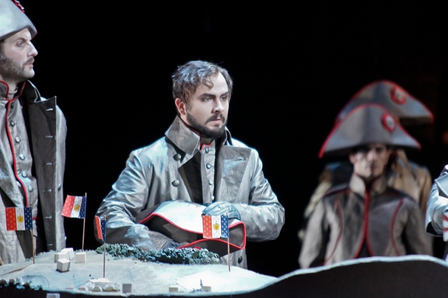 Ralf Rachbauer als Adjutant des Fürsten Eugène in »Krieg und Frieden« an der Oper Köln: über einen Kartentisch mit Fähnchen gebeugt