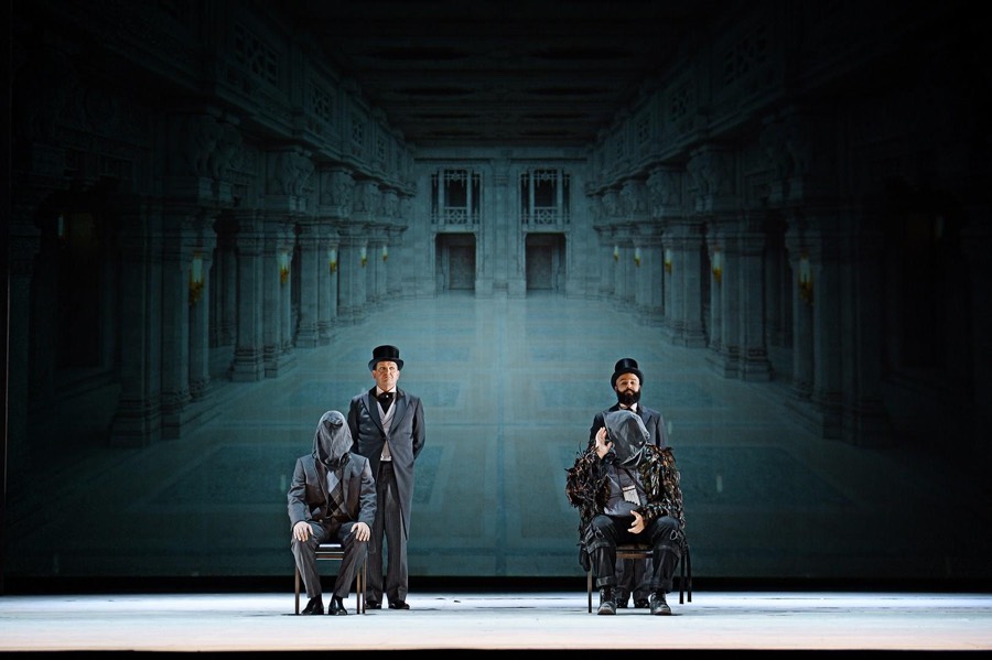 Ralf Rachbauer als 2. Priester in »Die Zauberflöte« am Staatstheater Wiesbaden: zwei Figurenpaare auf weiter, streng symmetrischer Bühne